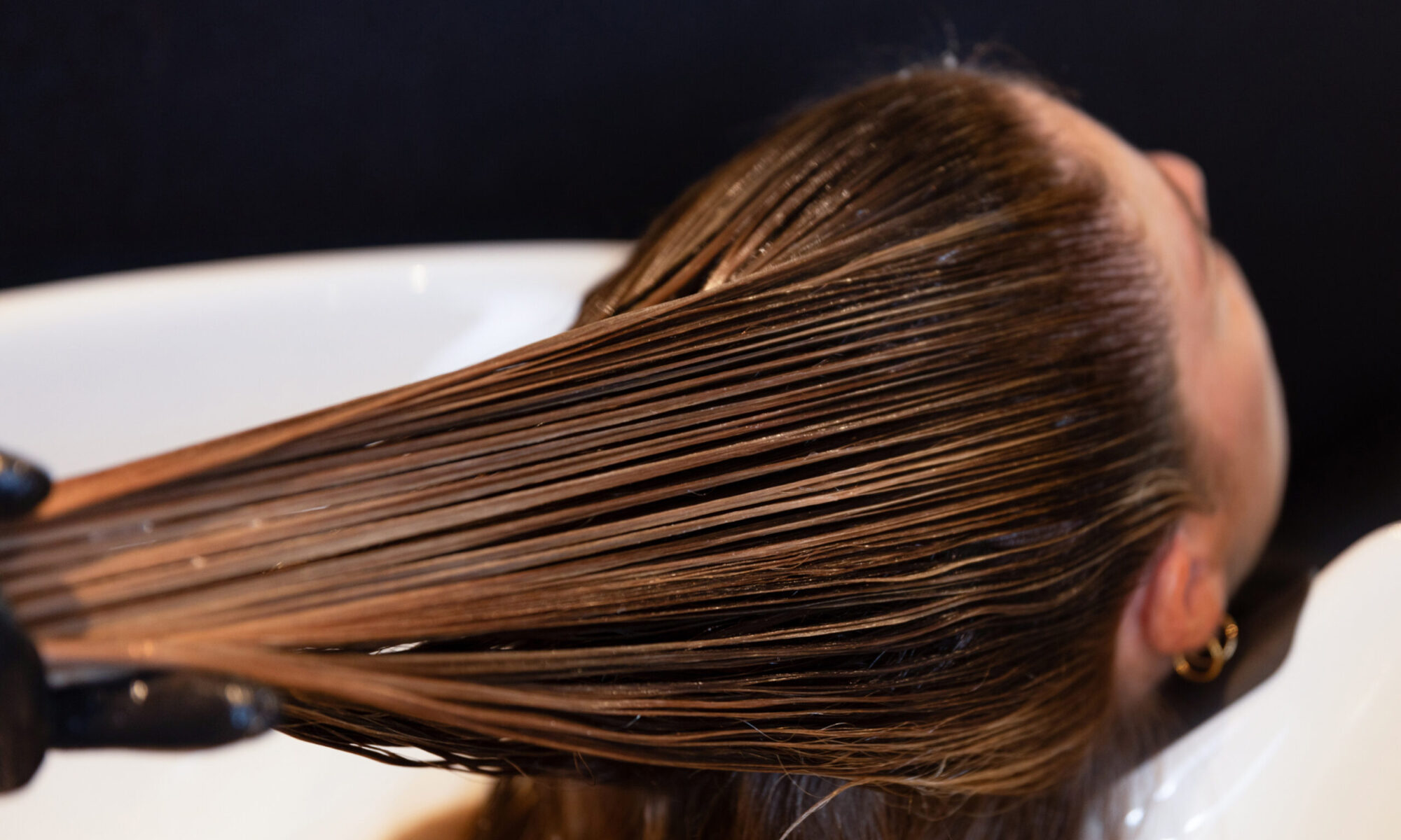 Immagine dell'applicazione del colore vegano di parrucchiere bergamo coquette hair spa